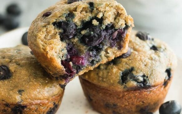 healthy blueberry oatmeal muffins