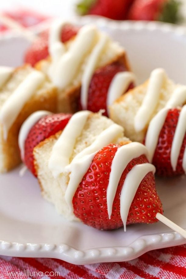 strawberry shortcake kabobs with cake pieces and fresh strawberriees