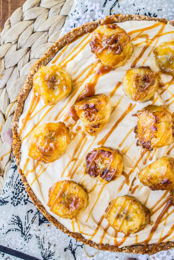 caramelized banana cheesecake overhead with caramel drizzle and banana slices on top