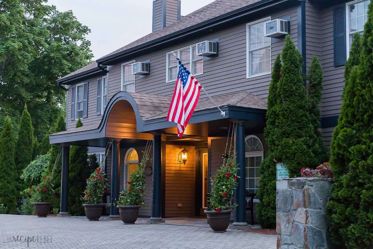 sea rose inn and suites ogunquit maine front building view