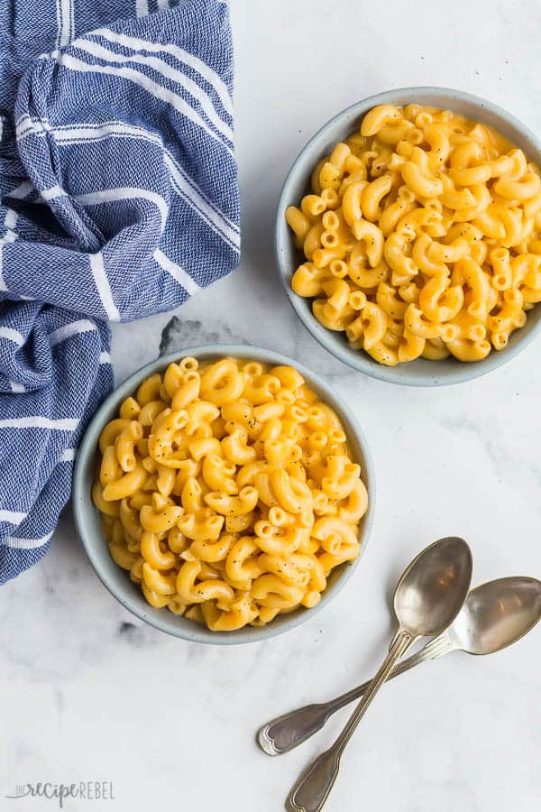 instant pot mac and cheese overhead in two blue bowls on grey background