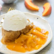 slow cooker peach cobbler with ice cream