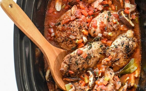 overhead image of slow cooker chicken cacciatore