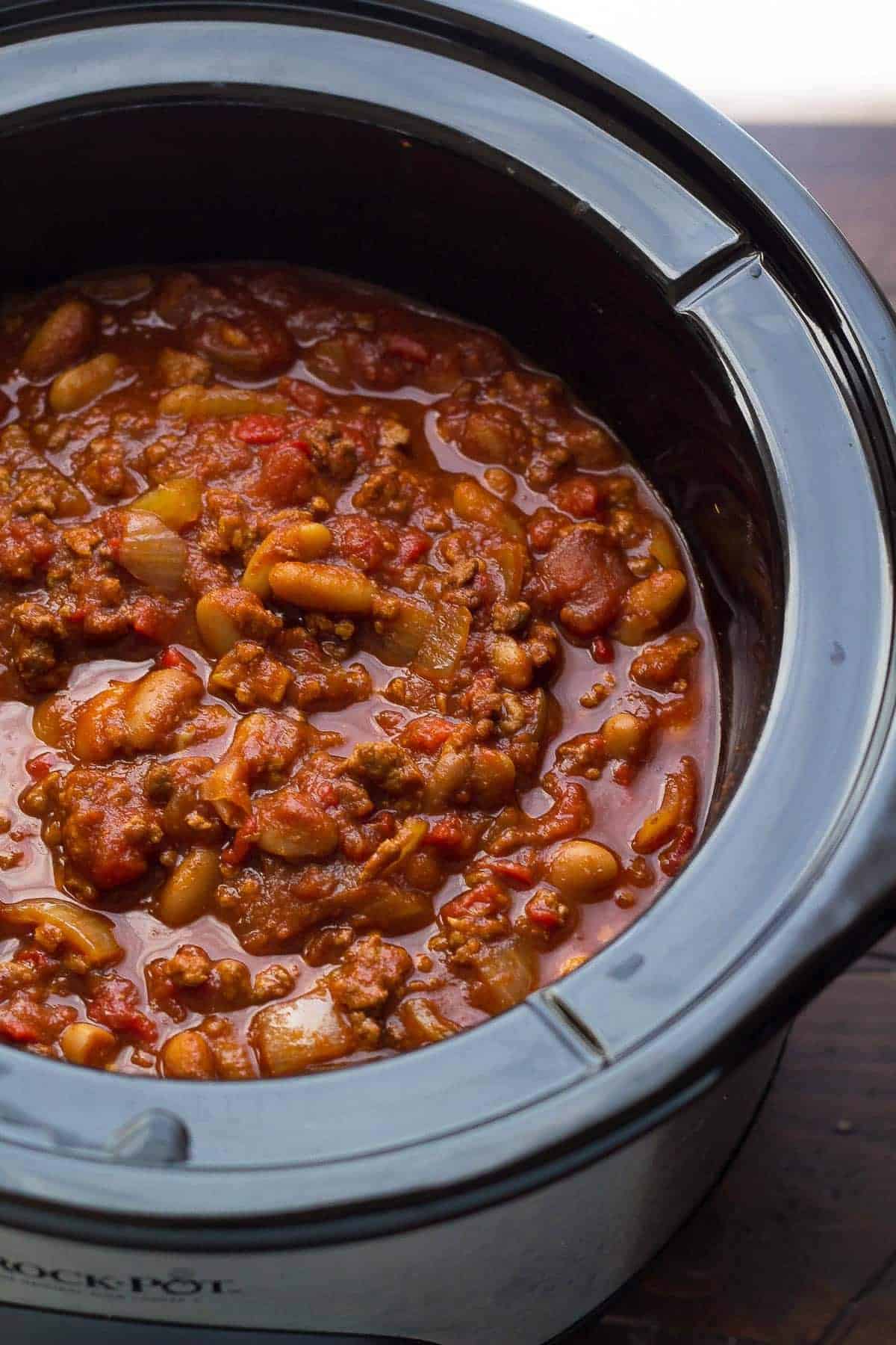 slow cooker roasted red pepper chili in black crockpot