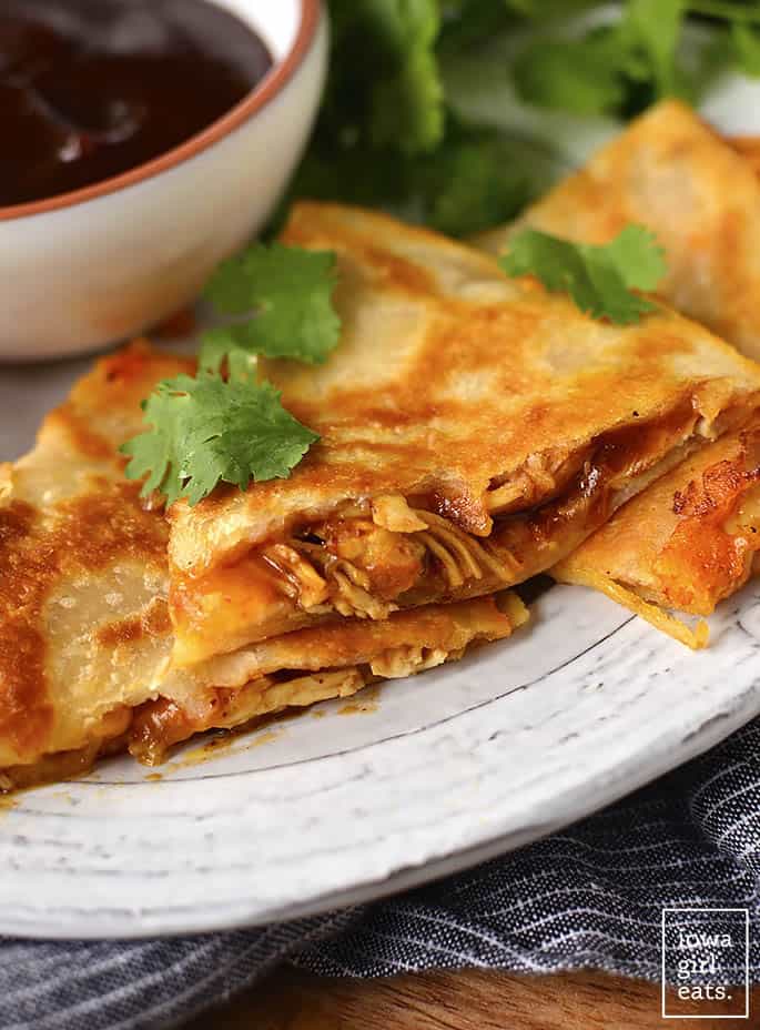 frango de churrasco quesadillas de perto em chapa branca decore com salsa