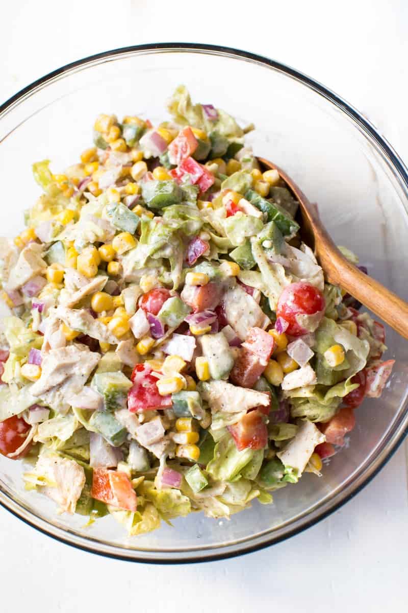 fajita de frango picado salada em claro tigela de vidro com colher de pau preso na