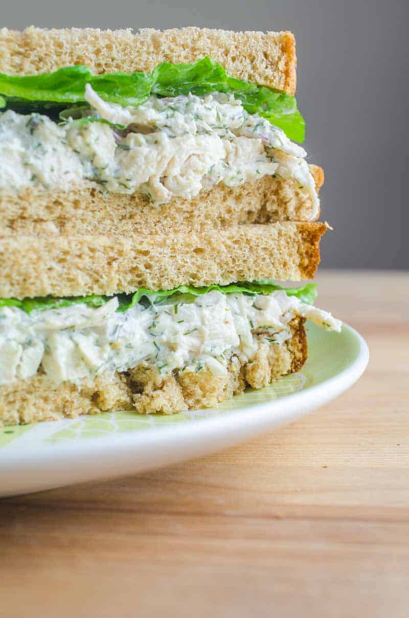 cremoso de frango salada de dois sanduíches empilhados em chapa branca