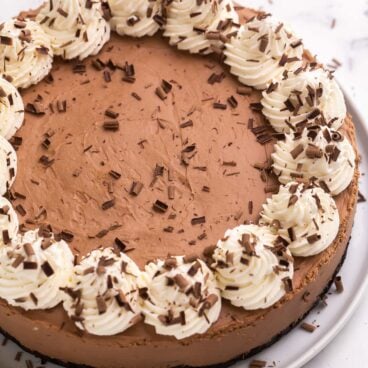 no bake chocolate cheesecake with whipped cream and chocolate shavings.