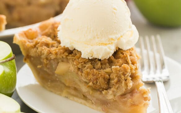 apple crumble pie with ice cream