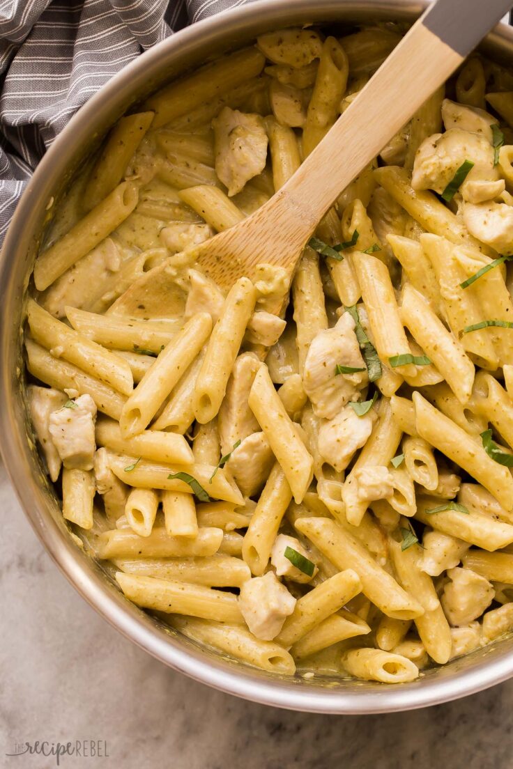 close up image of chicken pesto pasta