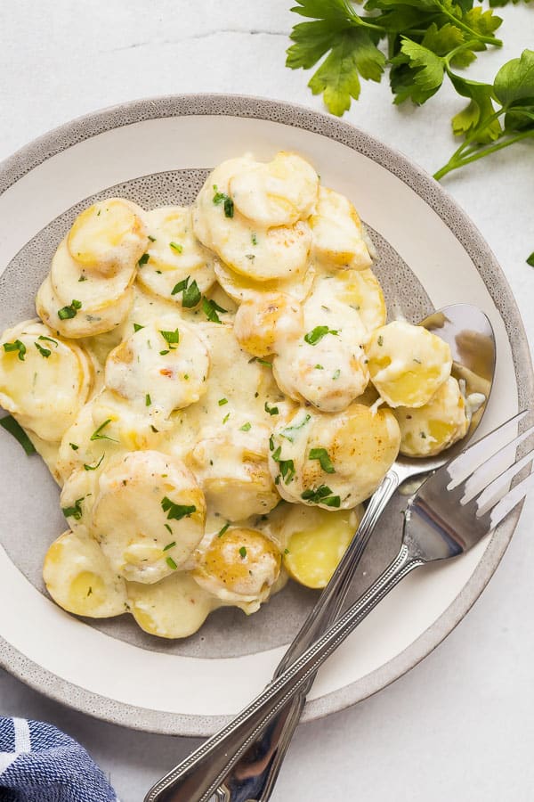 Slow Cooker Scalloped Potatoes with Creamy Cheese Garlic Sauce