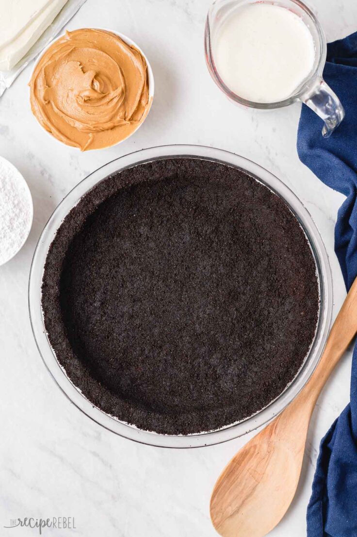 chocolate oreo crust in glass pie plate