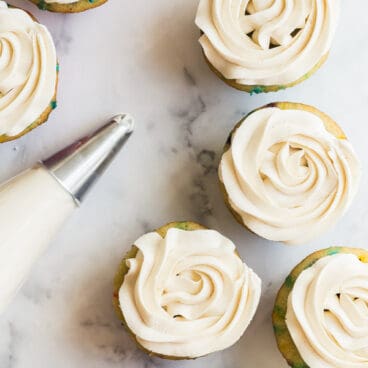 buttercream frosting on cupcakes