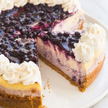 blueberry cheesecake with sauce
