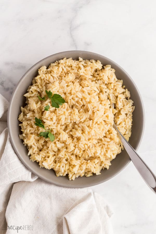 instant pot brown rice in grey bowl