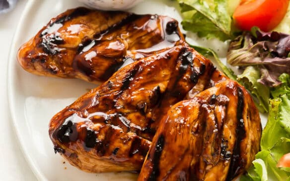 grilled chicken marinade on plate close up