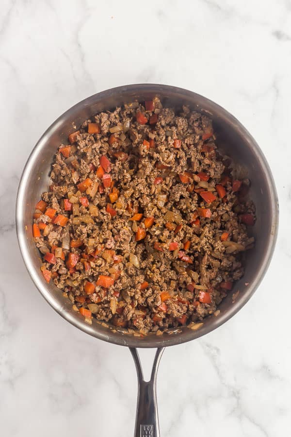 cooked ground beef onions and peppers in skillet