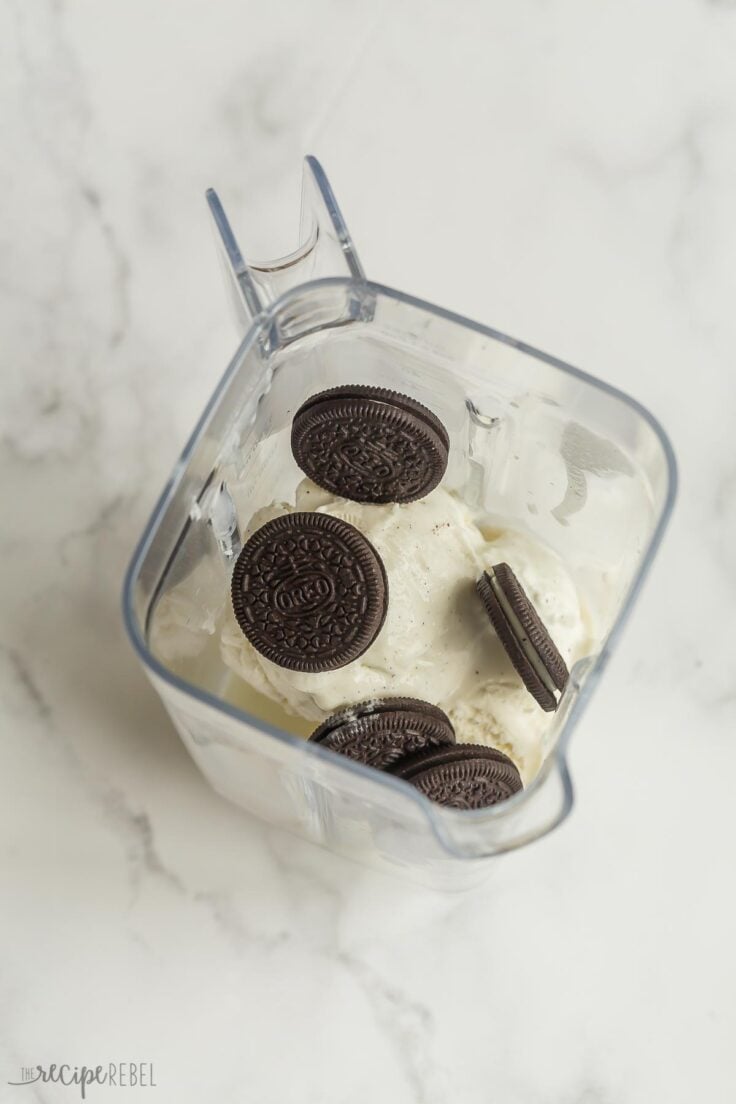 oreo milkshake ingredients in blender jar