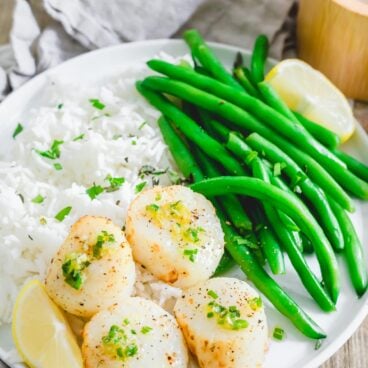 air fryer scallops on plate with green beans