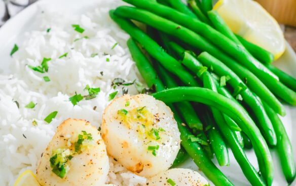 air fryer scallops on plate with green beans