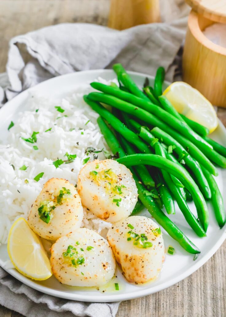 air fryer scallops on plate with green beans