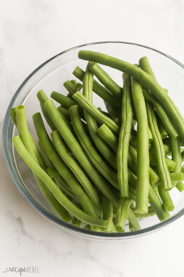 fresh green beans in a glass bowl