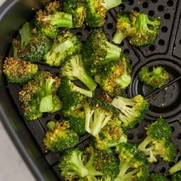 garlic parmesan broccoli in air fryer basket