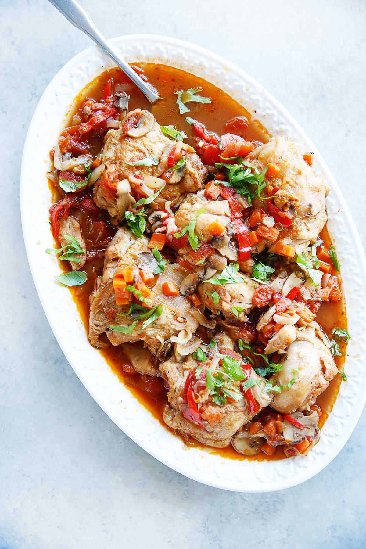 Chicken cacciatore on a serving tray.