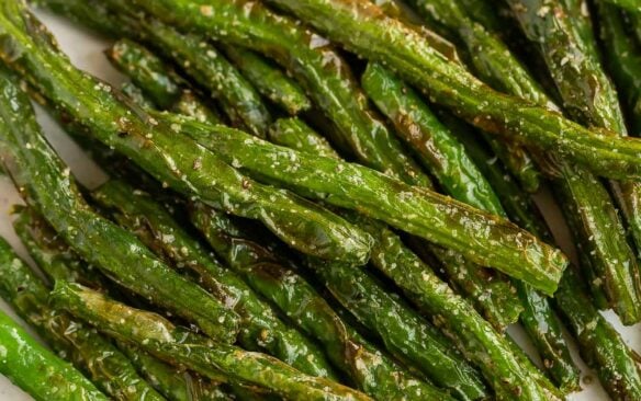 close up image of air fryer green beans on plate.