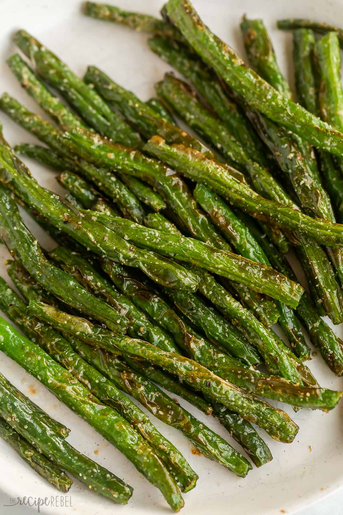 close up image of air fryer green beans on plate.