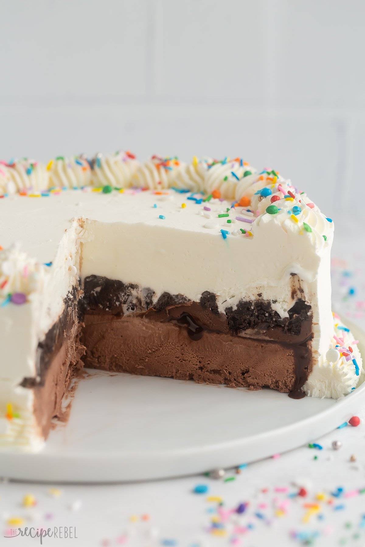 inside look at a homemade dairy queen ice cream cake recipe.