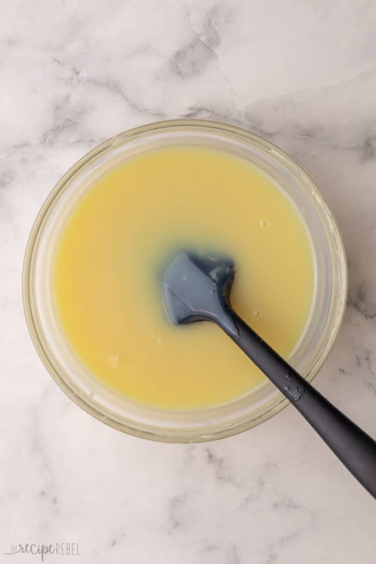 melted white chocolate in glass bowl.