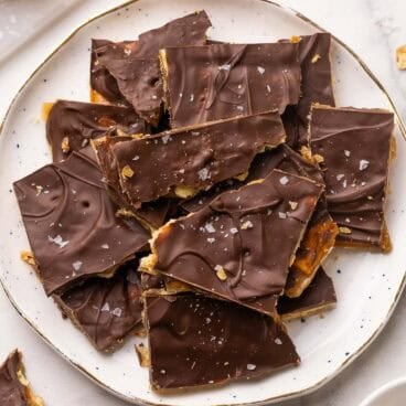 Christmas crack on a plate topped with sea salt flakes.