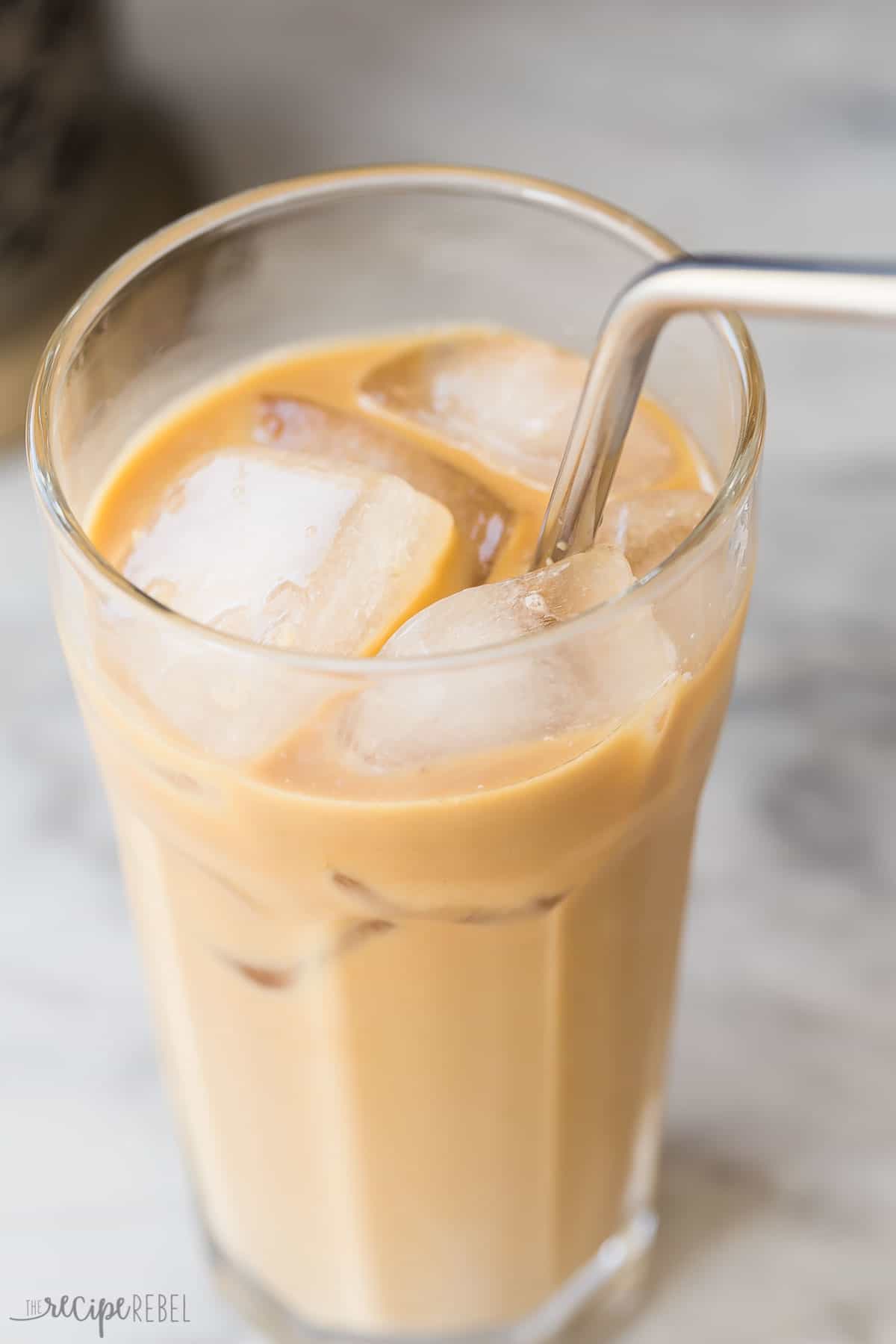 How to make Cold Brew Coffee that is easy, smooth and perfect for summer sipping! No fancy equipment required (just some good coffee 😉 ) #coffee #drink #recipe | coffee drinks | iced coffee | summer drinks | cold drinks | summer recipes | easy recipes cold brew coffee in a glass with ice and cream.